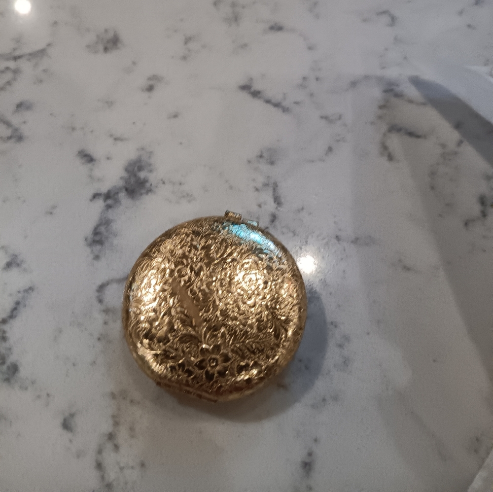 BEAUTIFUL GOLD VINTAGE COMPACT VINTAGE